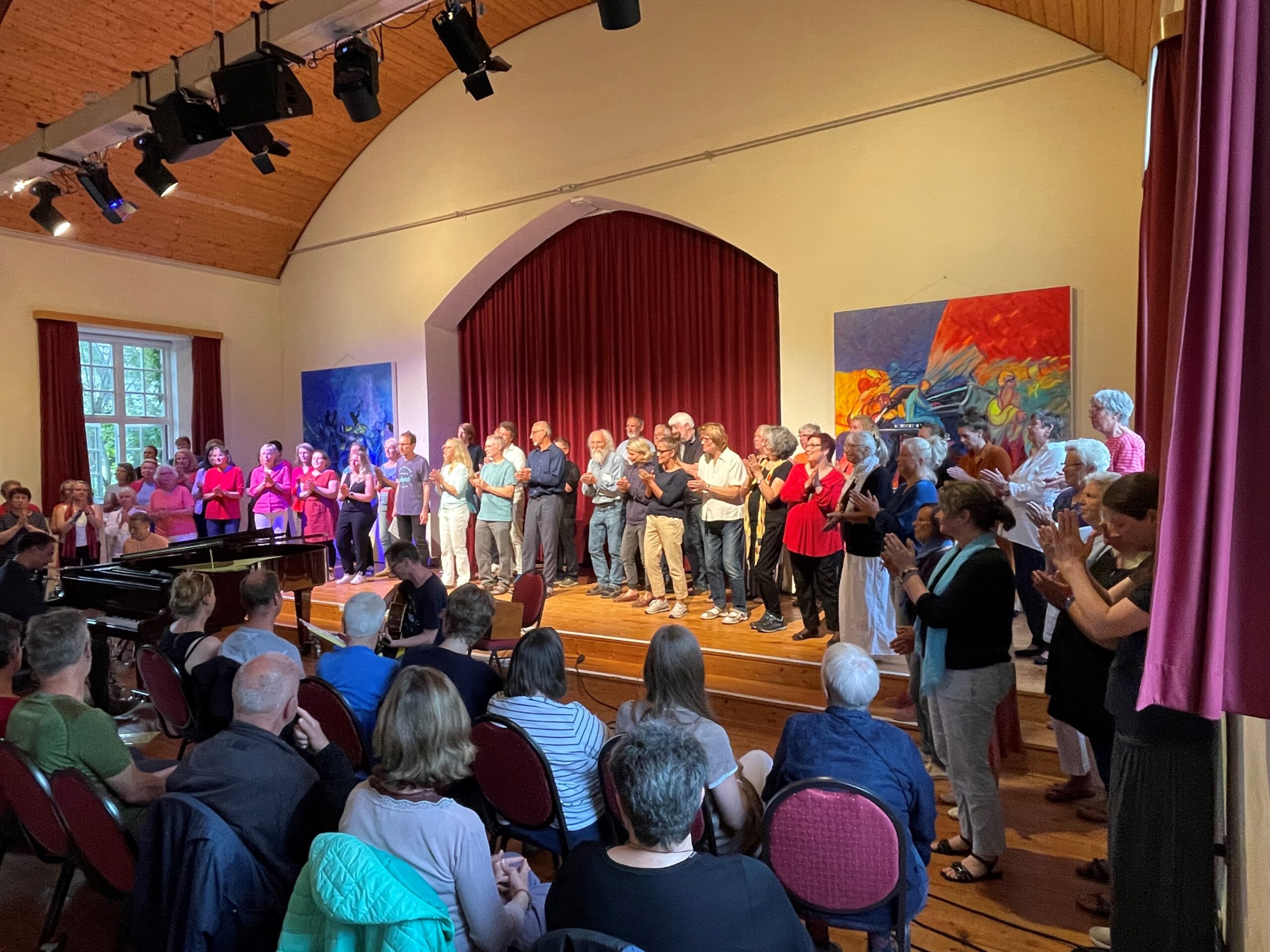 Chor während Konzert von rechts