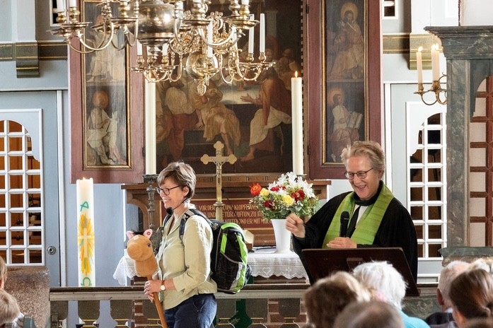 Schulkind Bettina und Pastorin Martje
