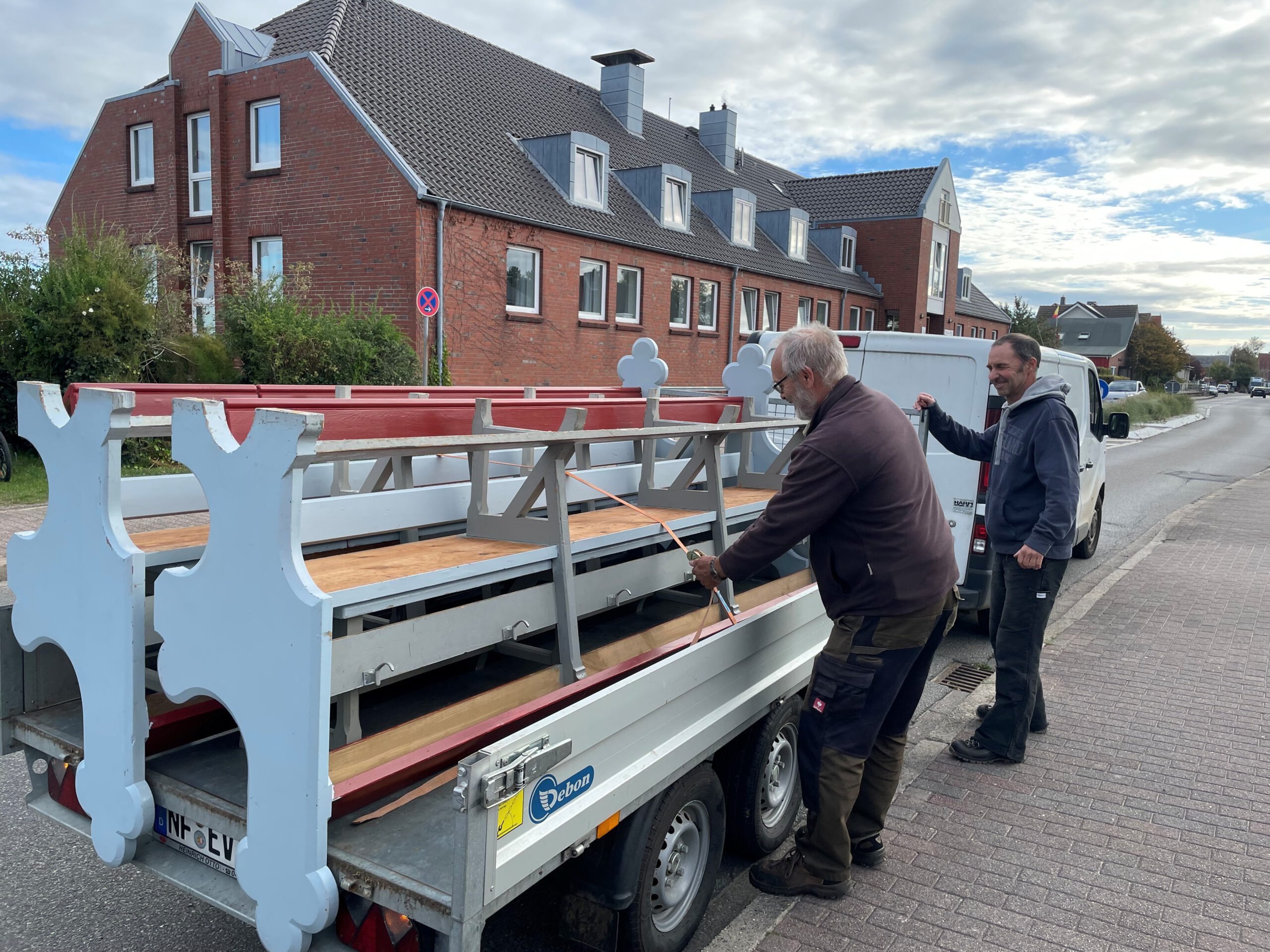 Bänke vor Kapelle auf Hänger