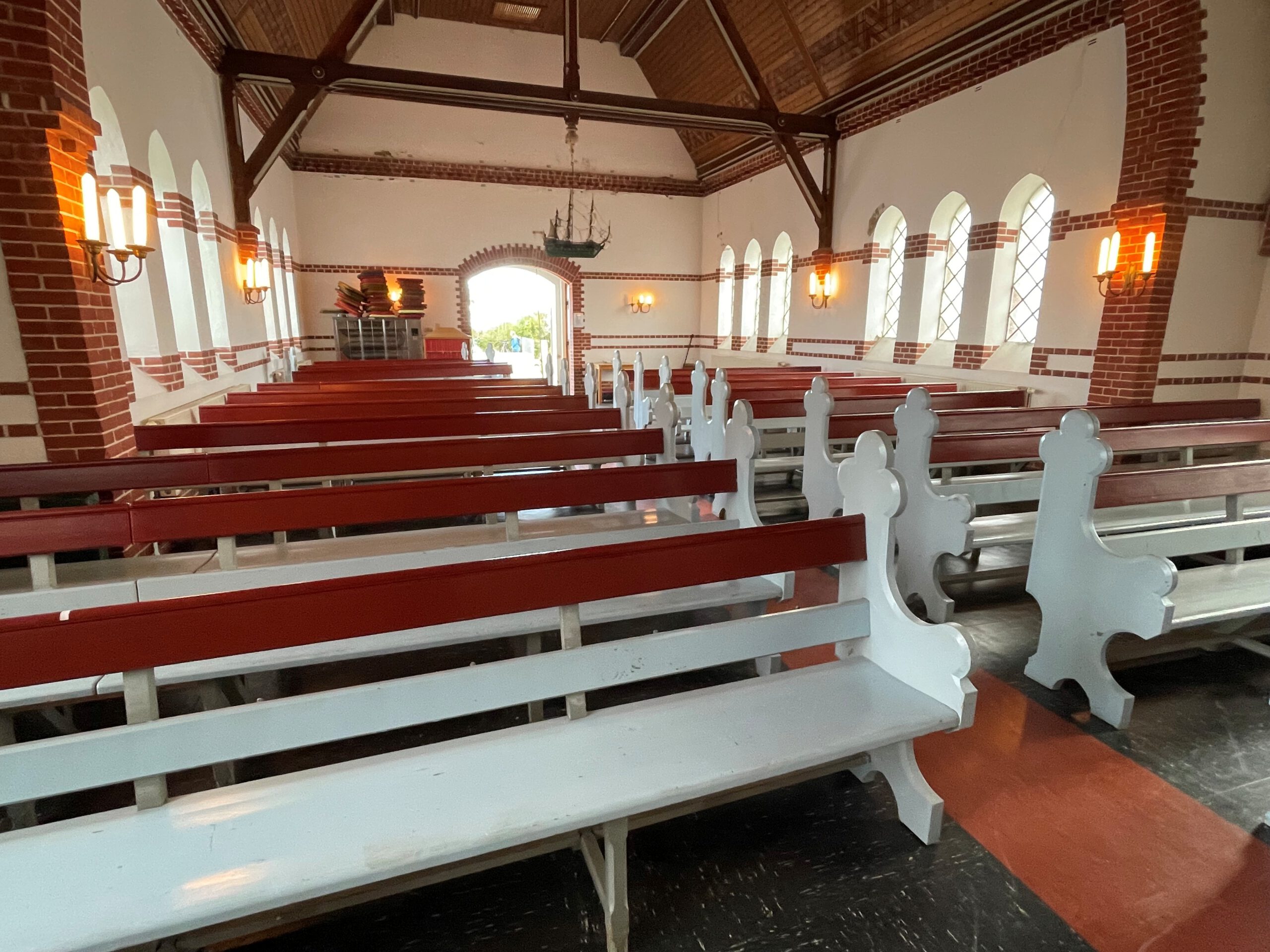 Kapelle mit Bänken von vorne